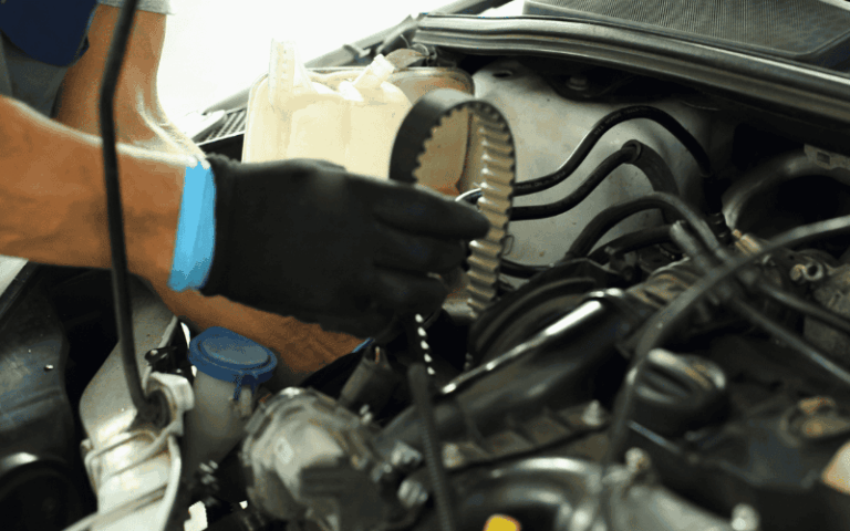 mécanicien en train de changer une courroie de distribution