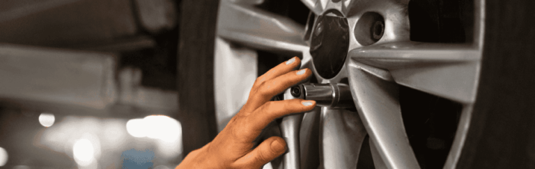 garagiste en train de vérifier un pneu