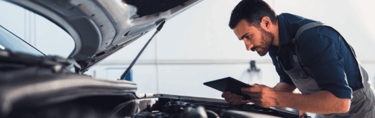 garagiste en train de contrôler une voiture