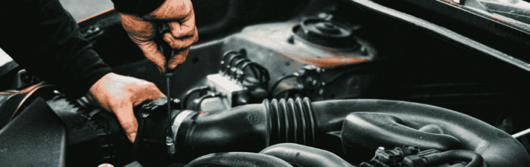 mécanicien à mees en train de réparer une voiture