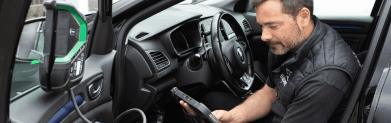 mécanicien à mees en train de contrôler une voiture