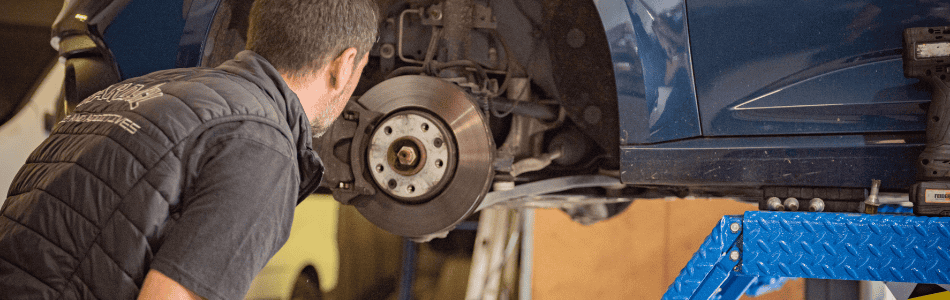 mécanicien en train de monter des pneus