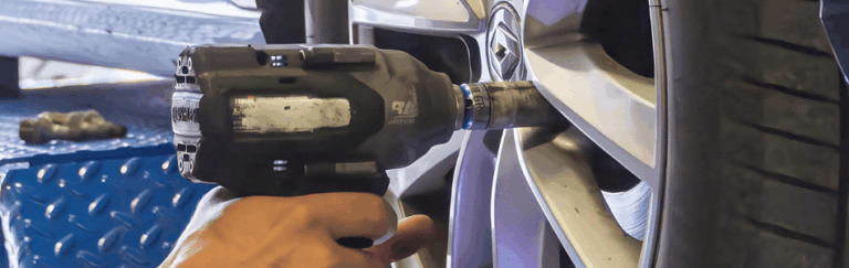 démontage de pneus dans un garage automobile à Mees