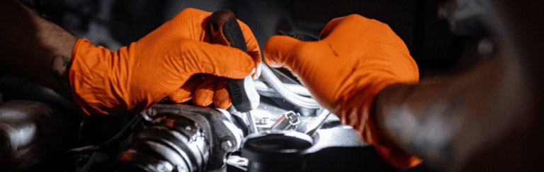 mécanicien en train de réparer une voiture