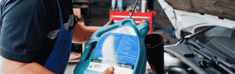 personne en train de faire une vidange pour une voiture à Dax