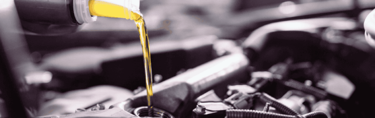 garage en train de changer l'huile d'une voiture pour la vidange à saint paul les dax